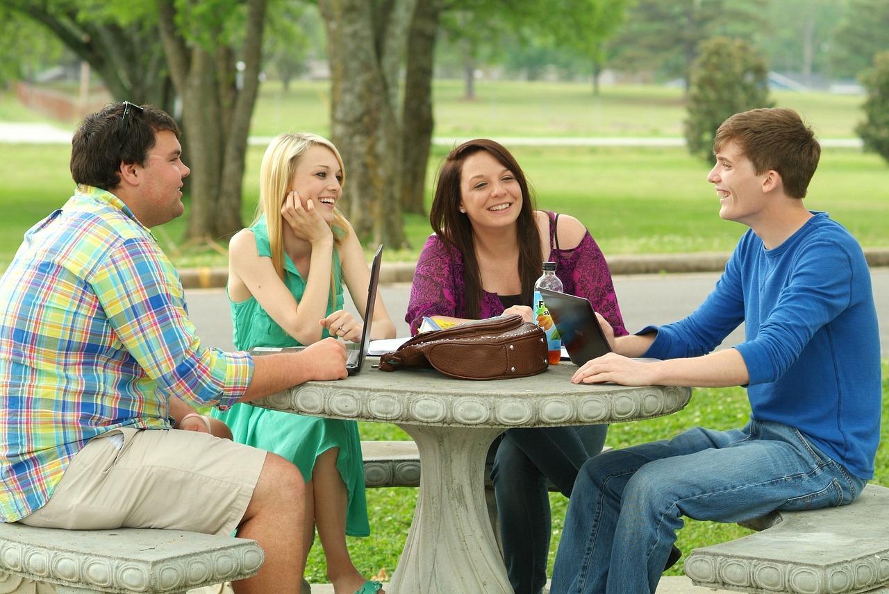 students-college campus chatting